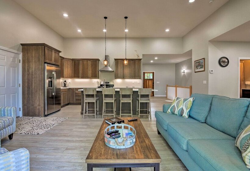 Covered Deck, Grill & Game Room: Gilford House!