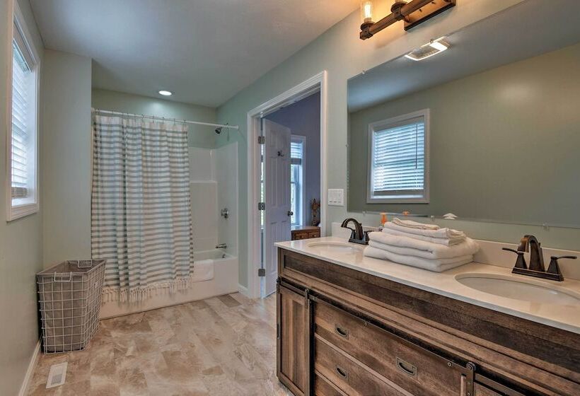 Covered Deck, Grill & Game Room: Gilford House!