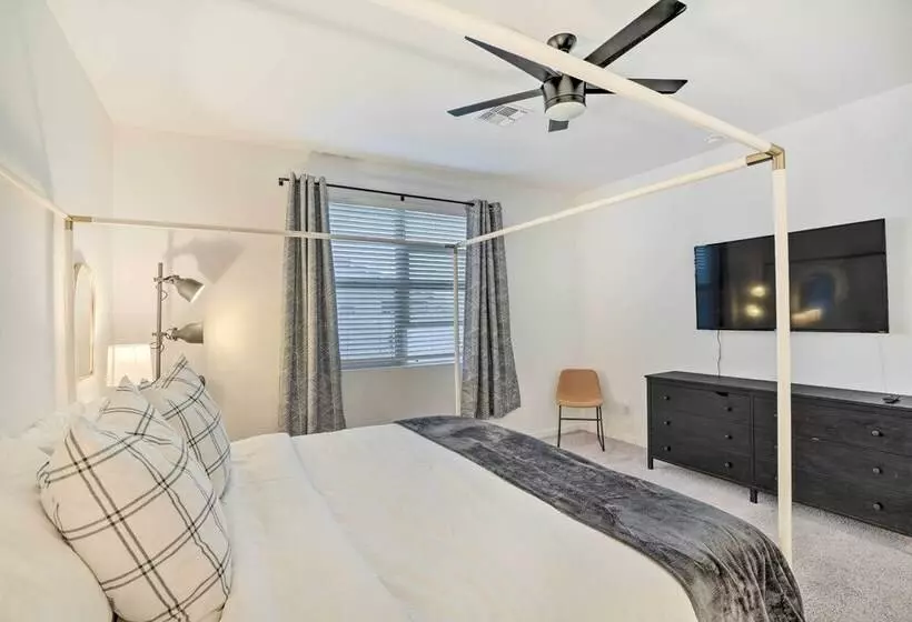 New Build Glendale Home W/ Hot Tub + Putting Green