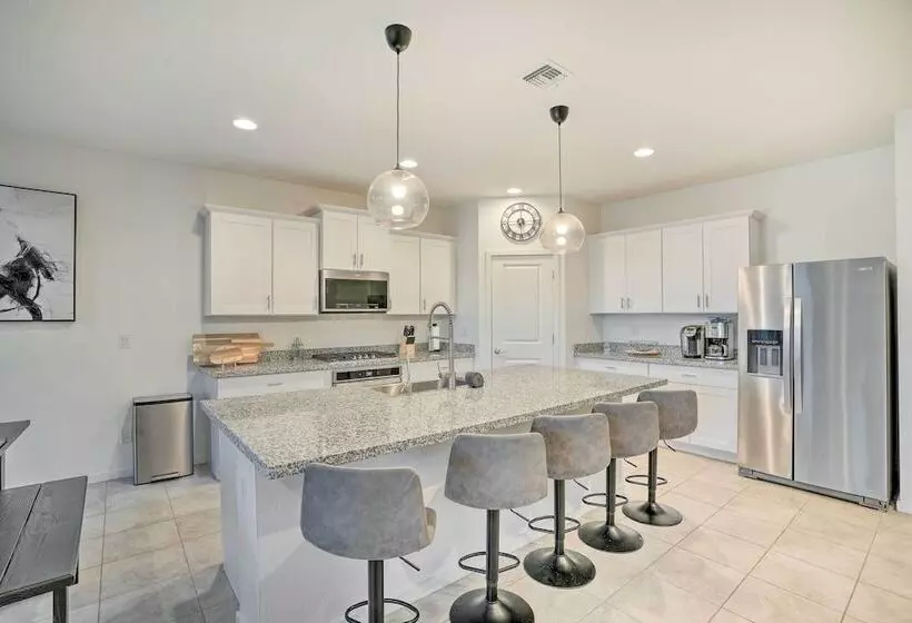 New Build Glendale Home W/ Hot Tub + Putting Green