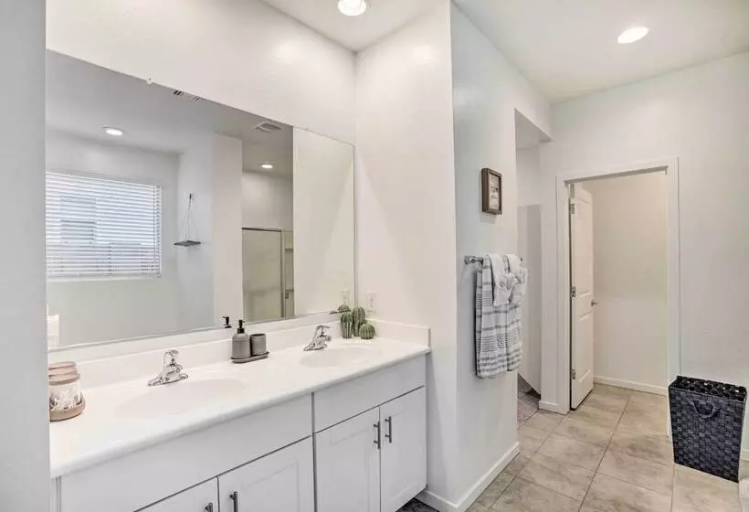 New Build Glendale Home W/ Hot Tub + Putting Green