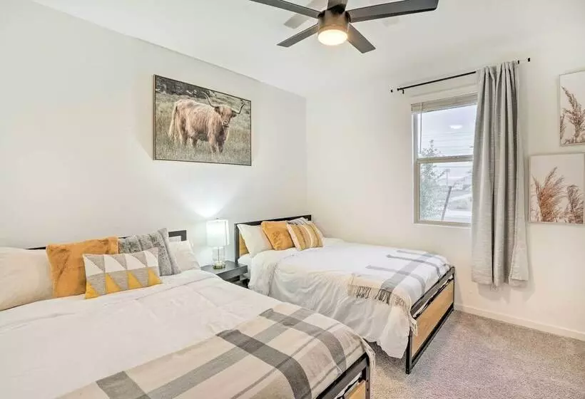 New Build Glendale Home W/ Hot Tub + Putting Green