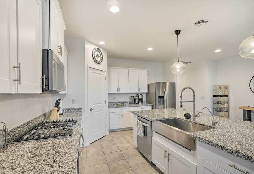 New Build Glendale Home W/ Hot Tub + Putting Green