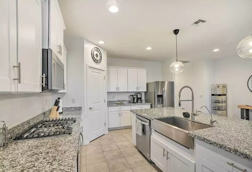 New Build Glendale Home W/ Hot Tub + Putting Green