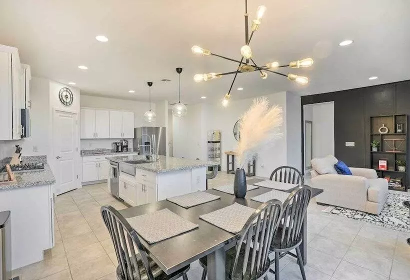 New Build Glendale Home W/ Hot Tub + Putting Green
