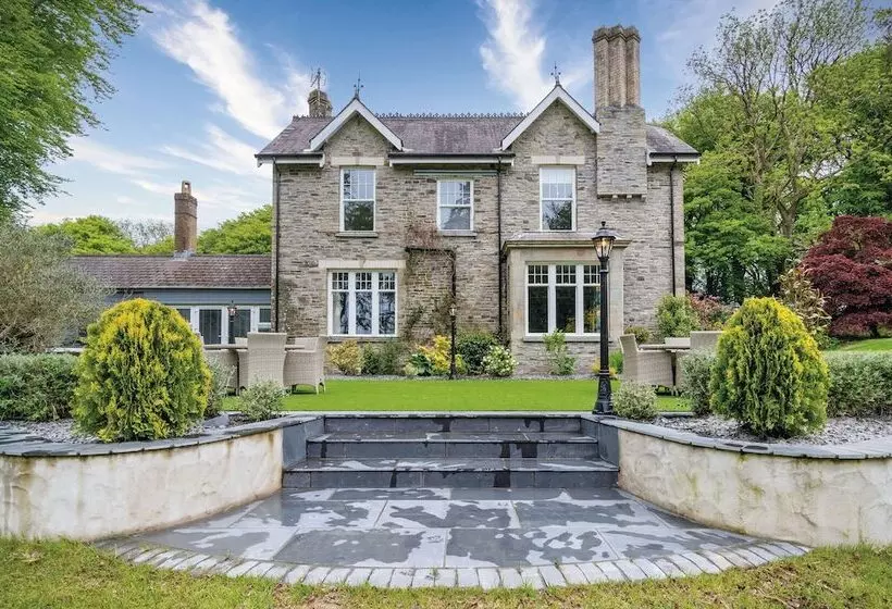 Hill House Country Estate   Princes Gate