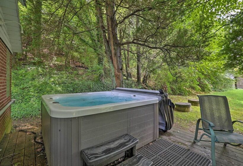 Lil Red Hen Cottage In The Boone Area W/ Hot Tub
