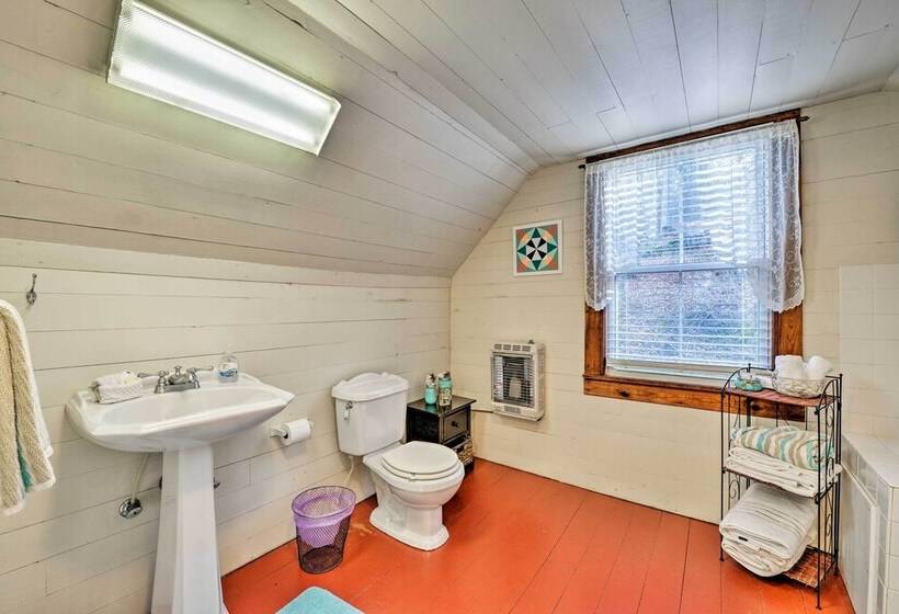 Lil Red Hen Cottage In The Boone Area W/ Hot Tub