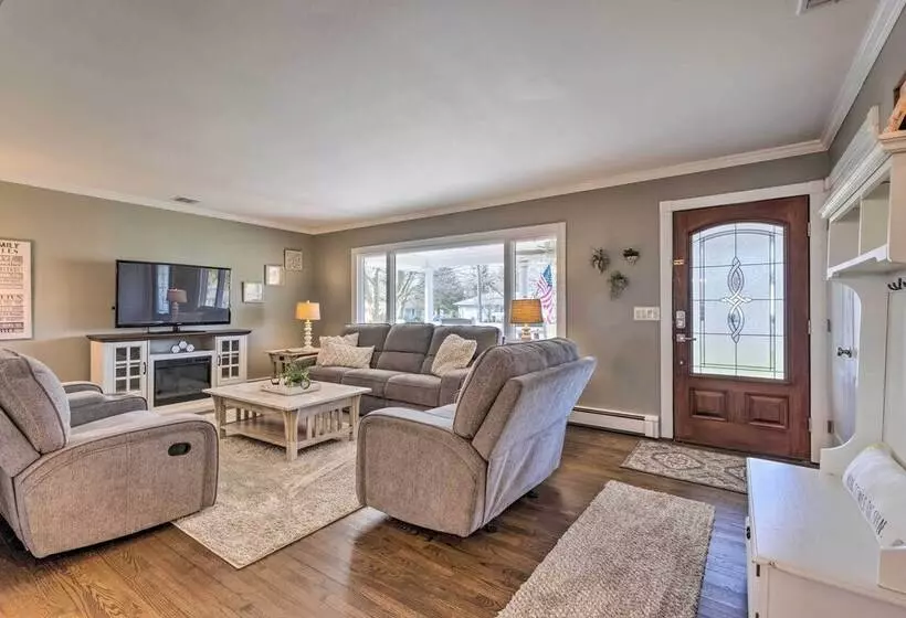 Mattituck Home W/ Fireplaces   Near Wineries