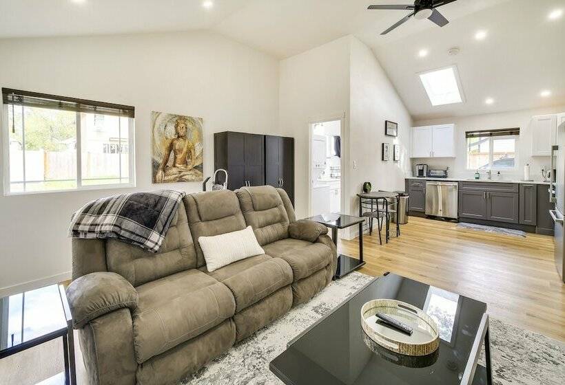 Modern Pacific Vacation Rental: 5 Mi To Lake Tapps