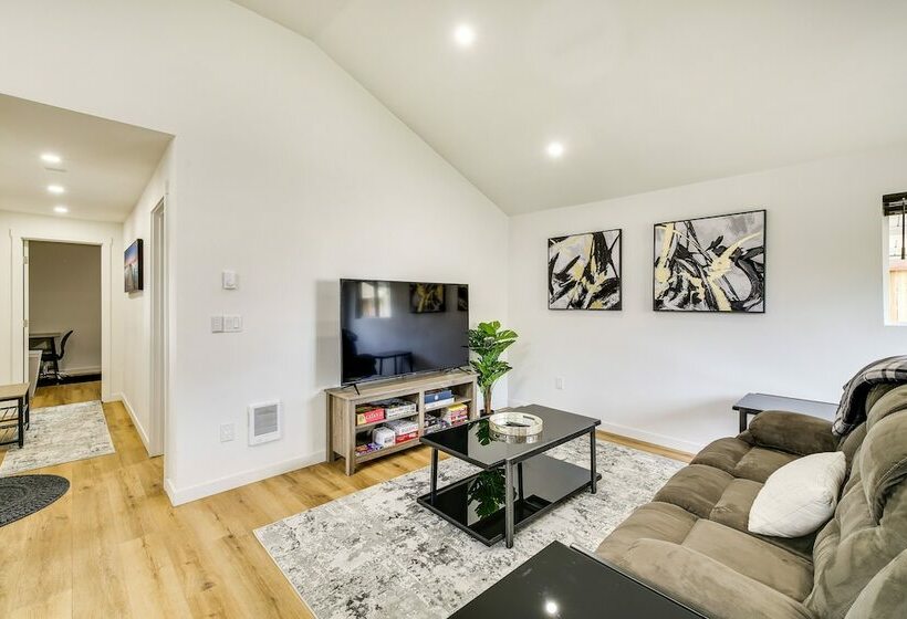 Modern Pacific Vacation Rental: 5 Mi To Lake Tapps