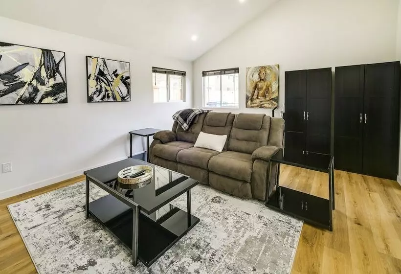 Modern Pacific Vacation Rental: 5 Mi To Lake Tapps