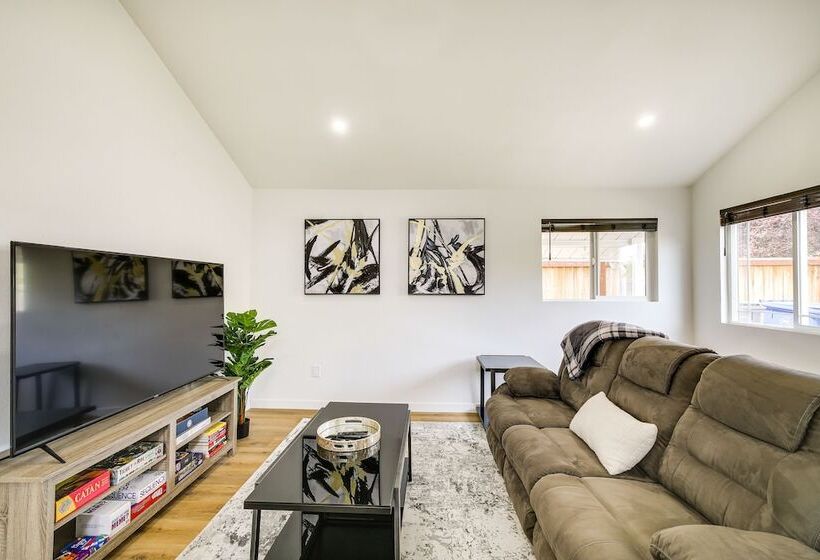Modern Pacific Vacation Rental: 5 Mi To Lake Tapps