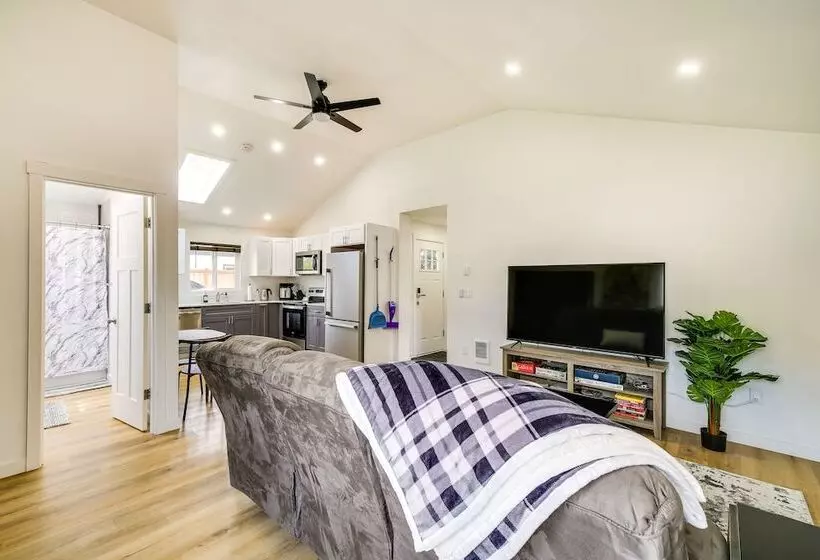 Modern Pacific Vacation Rental: 5 Mi To Lake Tapps