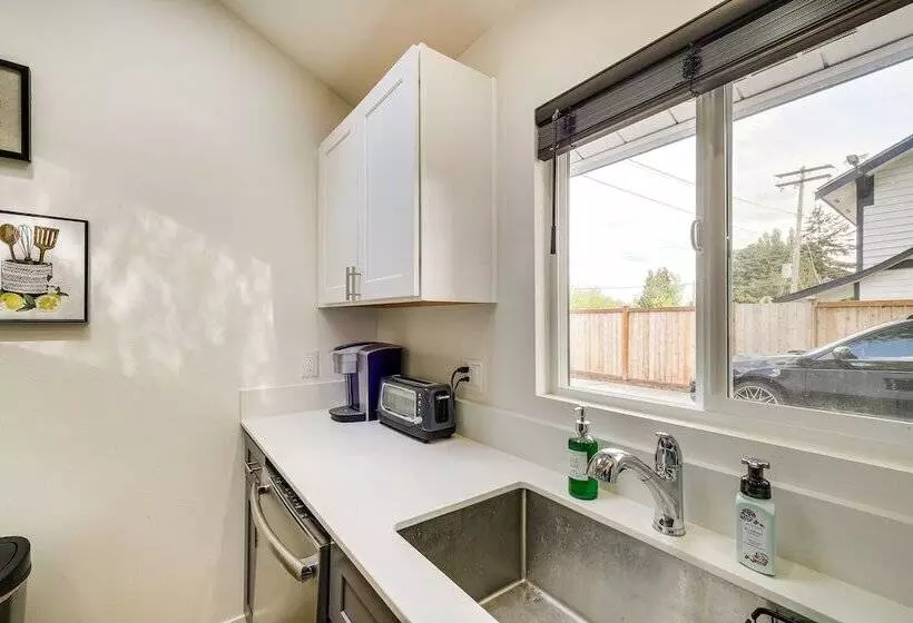 Modern Pacific Vacation Rental: 5 Mi To Lake Tapps