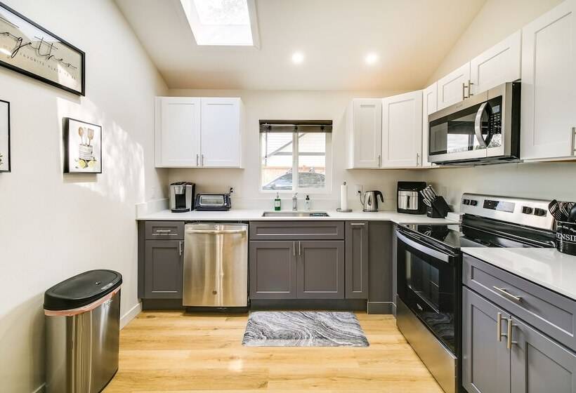 Modern Pacific Vacation Rental: 5 Mi To Lake Tapps