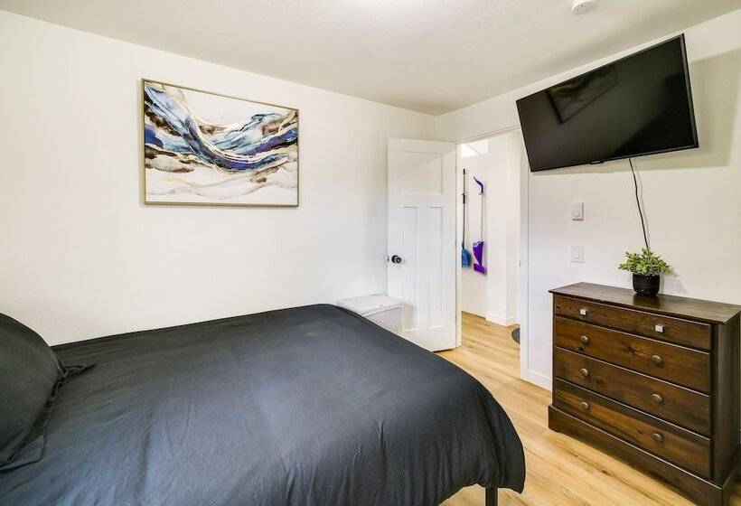 Modern Pacific Vacation Rental: 5 Mi To Lake Tapps