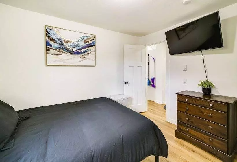 Modern Pacific Vacation Rental: 5 Mi To Lake Tapps