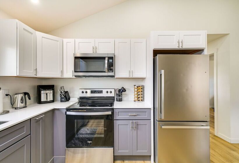 Modern Pacific Vacation Rental: 5 Mi To Lake Tapps