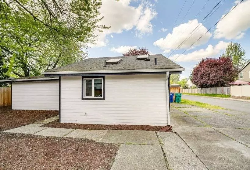 Modern Pacific Vacation Rental: 5 Mi To Lake Tapps