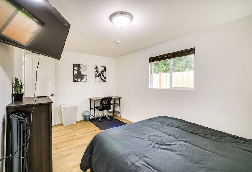 Modern Pacific Vacation Rental: 5 Mi To Lake Tapps