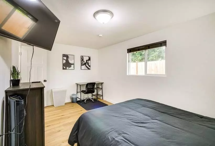 Modern Pacific Vacation Rental: 5 Mi To Lake Tapps