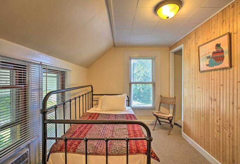 Pet Friendly Home W/ Views Of Lake Delavan!