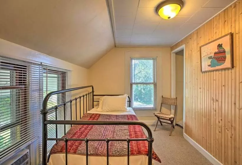 Pet Friendly Home W/ Views Of Lake Delavan!