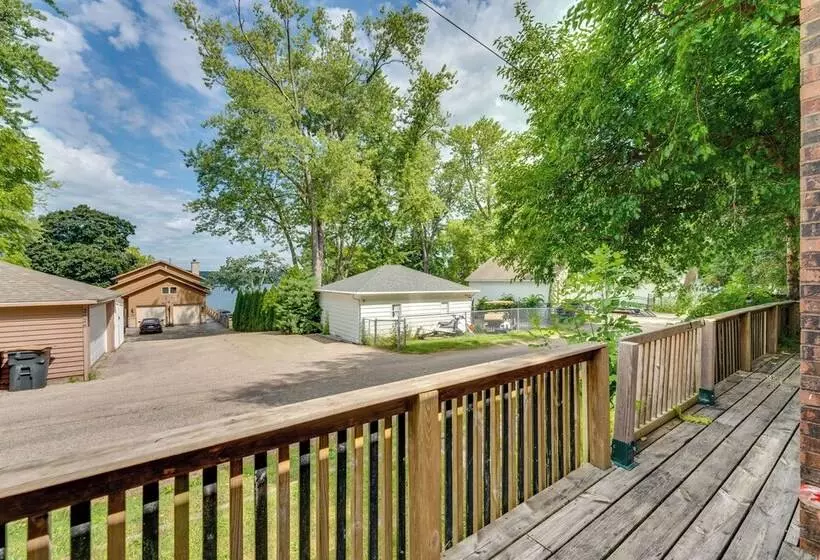 Pet Friendly Home W/ Views Of Lake Delavan!