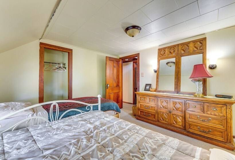 Pet Friendly Home W/ Views Of Lake Delavan!