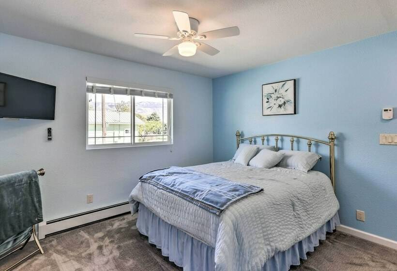 Picturesque Palisade Home: Mt Garfield Views!