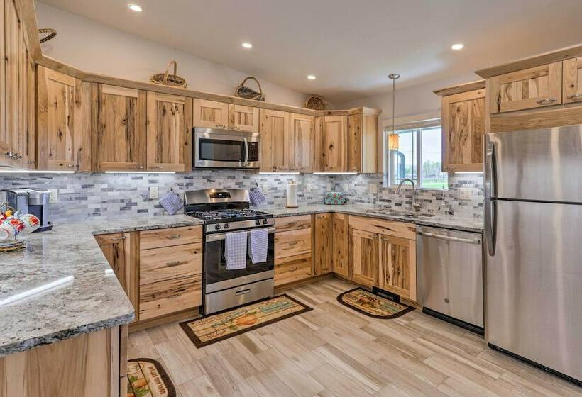 Picturesque Palisade Home: Mt Garfield Views!