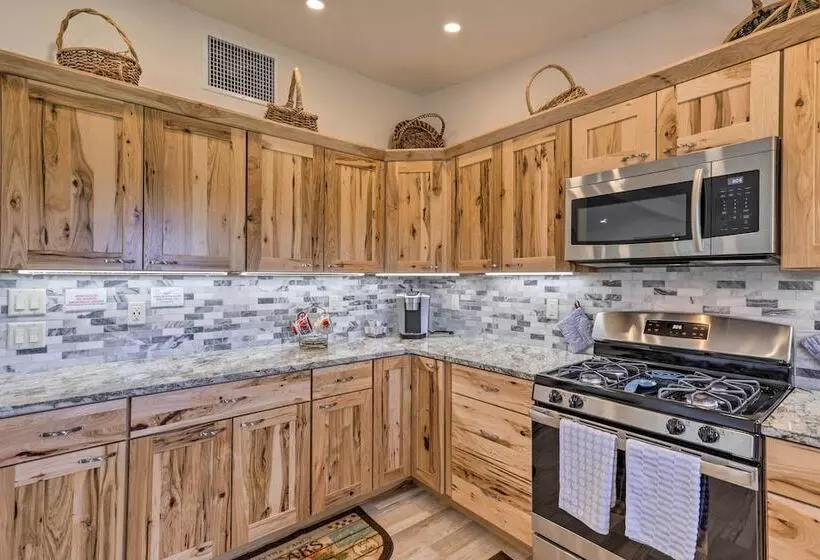 Picturesque Palisade Home: Mt Garfield Views!