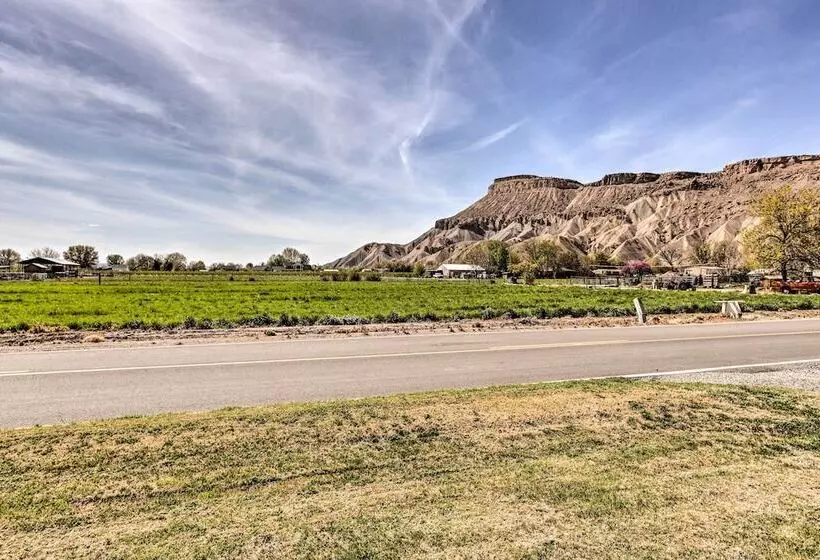 Picturesque Palisade Home: Mt Garfield Views!