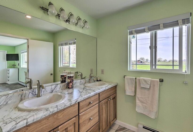 Picturesque Palisade Home: Mt Garfield Views!