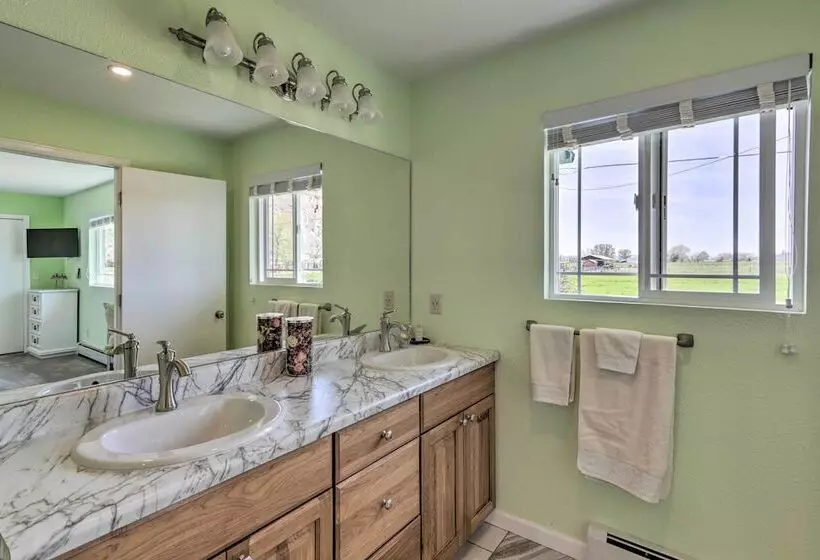 Picturesque Palisade Home: Mt Garfield Views!