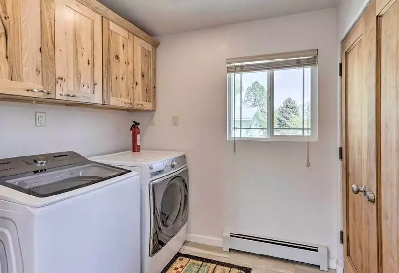 Picturesque Palisade Home: Mt Garfield Views!