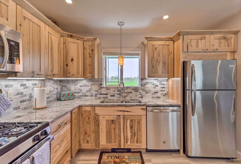 Picturesque Palisade Home: Mt Garfield Views!