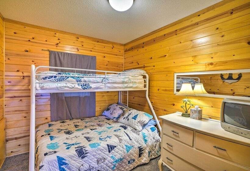 Quaint Lake Jefferson Cabin W/ Deck & Gas Grill!