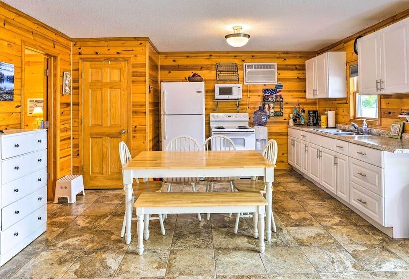 Quaint Lake Jefferson Cabin W/ Deck & Gas Grill!