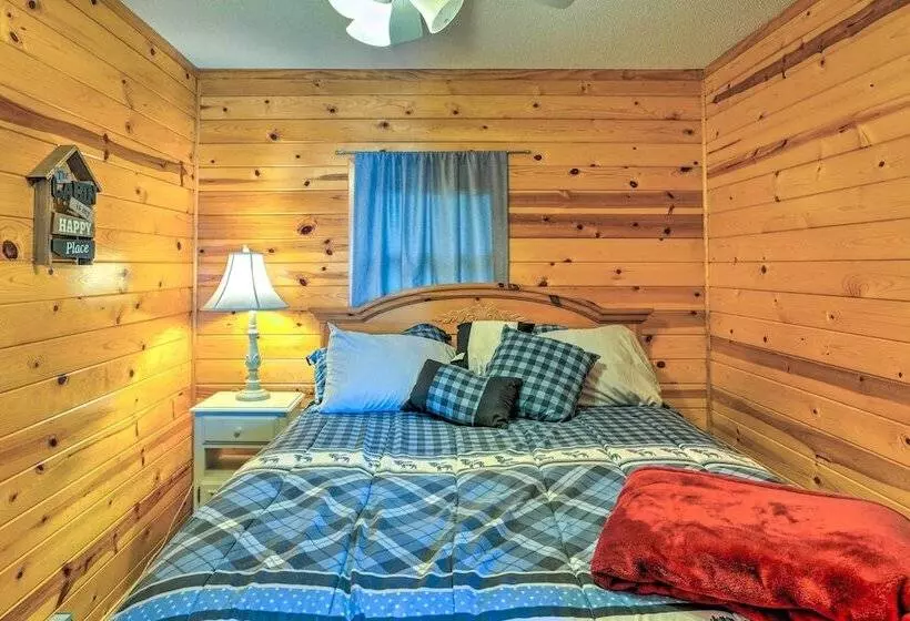 Quaint Lake Jefferson Cabin W/ Deck & Gas Grill!
