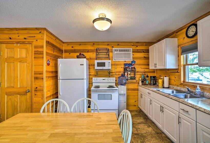 Quaint Lake Jefferson Cabin W/ Deck & Gas Grill!