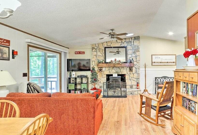 Quaint Murphy Cabin In Serene Wooded Setting!