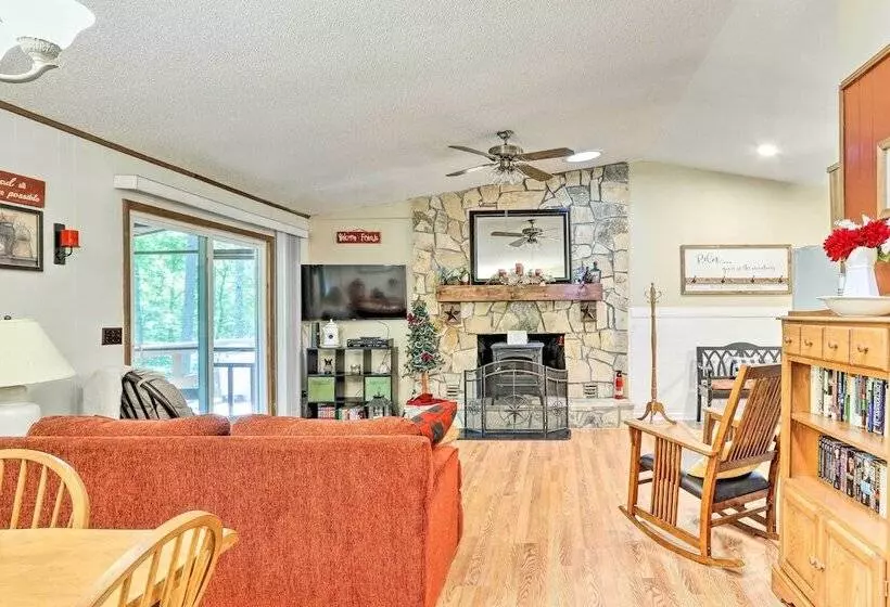 Quaint Murphy Cabin In Serene Wooded Setting!