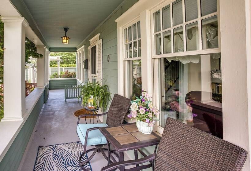 Serene Tacoma Home W/ Furnished Deck & Views!