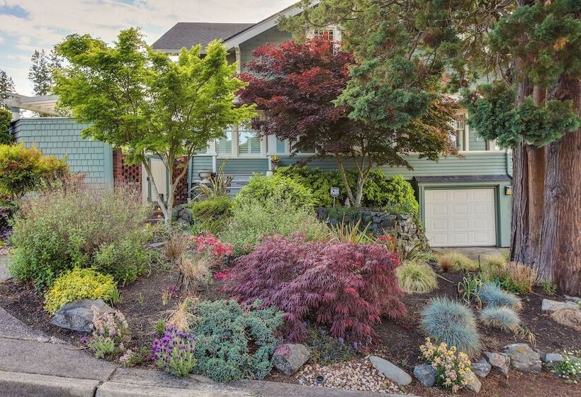 Serene Tacoma Home W/ Furnished Deck & Views!