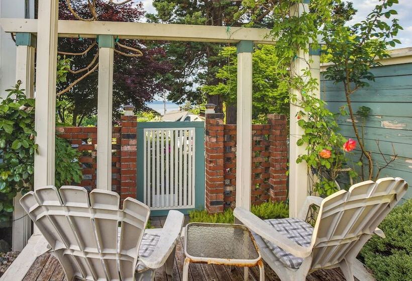 Serene Tacoma Home W/ Furnished Deck & Views!