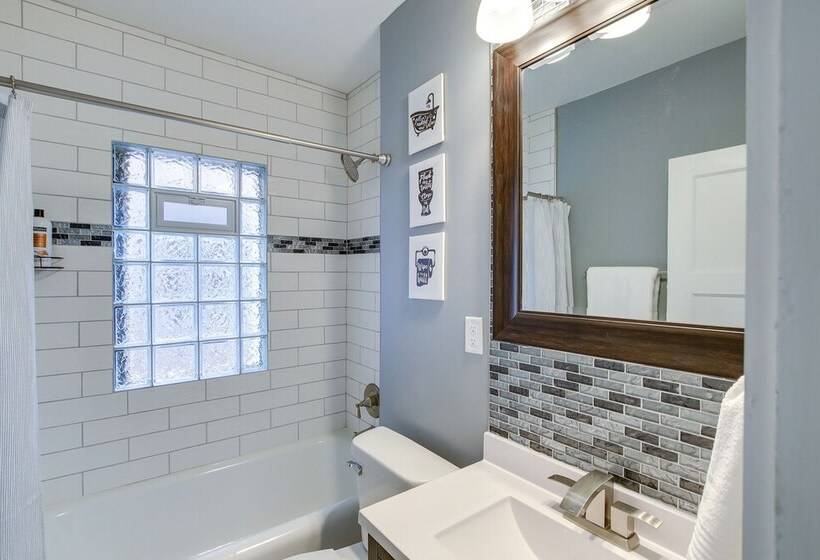 Updated Milwaukee Home, 3 Mi To Lake Michigan!