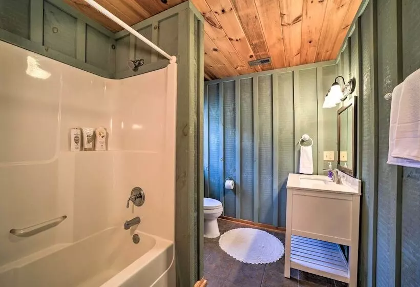 Waynesville  Mountain Top Retreat  W/ Decks!