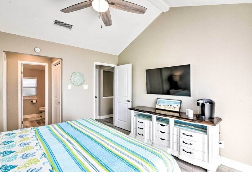 Beachfront Galveston Oasis: Balconies, Ocean View!